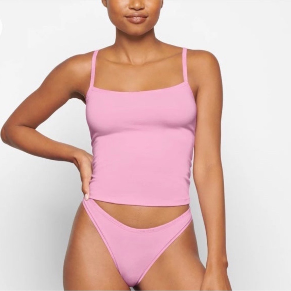 skims pink tank